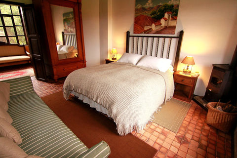 Habitación matrimonial con vista al jardín en hotel en cotopaxi